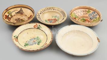 cca 1880-1900 5 db antik Erdélyi népi kerámia tányér. Mázas kerámia, kézzel festett, jelzett, sérülésekkel d: 19-22 cm