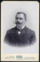 cca 1900-1910 Elegáns úr kackiás bajusszal, keményhátú fotó Uher Ödön budapesti műterméből, vizitkár...