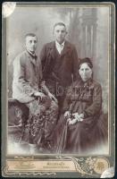 cca 1910 Családi kép, keményhátú kabinetfotó Fanto kecskeméti fényképész műterméből, szecessziós hát...