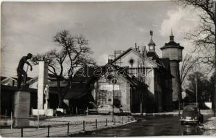 ~1950 Budapest IV. Istvántelki víztorony (régen Rákospalota része), Névtelen munkás szobor (ma a Vasúttörténeti Park főbejáratánál), Hősök szobra, autók. photo