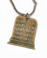 Vörösréz tízparancsolat tábla fém láncon, h: 58 cm, tábla: 4×3 cm