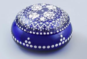 Parádi csipke mintával zománcfestett királykék üveg szelence, jelzés nélkül, peremnél kis pattogzással, d: 7 cm