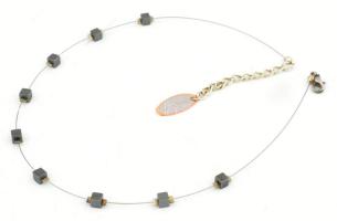 Pam Kerr iparművész nyaklánc jelzett dobozzal