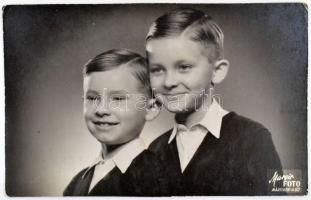 cca 1950-1960 Gyermekekről készült fotók, 33 db, vegyes méretben