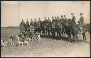 cca 1930 Magyar lovaskatonák falkavadászaton, jelzés nélküli fotólap, kissé foltos, 8,5x13,5 cm