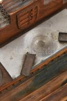 Íróasztali tolltartó készlet. faragott fa, magyar címerrel XX. sz. eleje, 28×15 cm