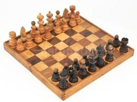 Faragott fa sakk készlet, hiányos, egy ló figura nincs, 38x38 cm