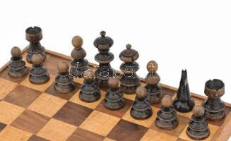 Faragott fa sakk készlet, hiányos, egy ló figura nincs, 38x38 cm