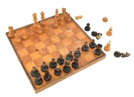 Faragott fa sakk készlet, 4-5 bábu sérült, 38x38 cm