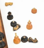 Faragott fa sakk készlet, 4-5 bábu sérült, 38x38 cm