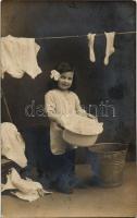 1913 Ruhát teregető kislány / little girl doing the laundry
