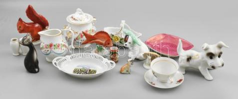 16 darabos porcelán tétel, közte érdekes darabokkal, Zsolnay kis kulacs, Hollóházi mókus, Drasche nyulak, antik Bastei áttört kínáló, stb., közte jelzésekkel, vegyes állapotban és méretben