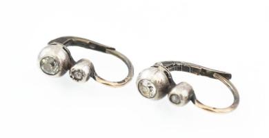 Arany (Au) 14k és ezüst (Ag) fülbevalópár, buton foglalt, régi csiszolású 0,1 ct, és 0,02 ct gyémánttal, jelzett, bruttó: 2,1 g