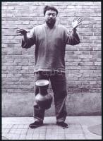 Ai Weiwei (1957- ) kínai kortárs művész autográf aláírása őt ábrázoló fotó hátoldalán, 18x13 cm / Autograph signature of Ai Weiwei Chinese contemporary artist