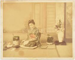 Felice Beato: Japán gésa fotója. cca 1900 Kabinetfotó számmal jelzett 29x23 cm