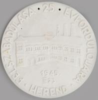 Herend felszabadulásának 25 évfordulója biszkvit porcelán plakett d: 12,5 cm