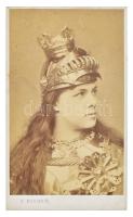 cca 1870 Klara (Clara) Ziegler (1844-1909) német színésznő portréja az ,,Orléans-i szűz" szerepében és jelmezében, hátoldalán feliratozott keményhátú fotó Emilie Bieber hamburgi fényképésznő műterméből, 10,5x6 cm / cca 1870 Portrait of German actress Klara (Clara) Ziegler (1844-1909), photo by Emilie Bieber (Hamburg), 10,5x6 cm