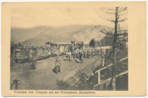 Borsa-­Priszlop-Jakobeny, Borsa-Prislop-Iacobeni; katonai keskeny nyomtávolságú gőzüzemű tábori vasútvonalon az erdélyi hegyekben, gőzmozdony és katonák / Verladen von truppen auf der Prislopbahn (Karpathen). Feldbuchhandlung der 1. Inf.-Div. / WWI K.u.K. military railway station of the narrow gauge steam powered field railroad in the Transylvanian mountains, soldiers and locomotive