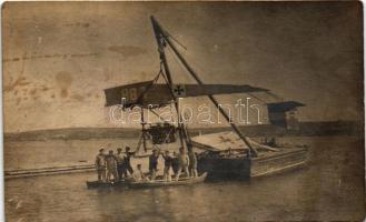 Első világháborús osztrák-magyar haditengerészeti hidroplán kiemelése, matrózok / K.u.K. Kriegsmarine Seeflugzeug / Austro-Hungarian Navy seaplane (hydroplane) is being lifted by mariners. photo (fl)