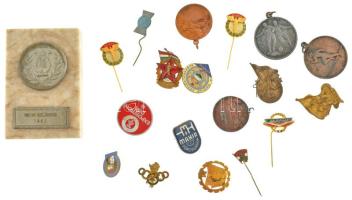 19db-os díjérem, jelvény tétel a szocialista időszakból, közte 1962. "Magyar Acélárugyár 1962." díjérem márvány lapon T:XF,VF