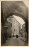 Nagyszeben, Hermannstadt, Sibiu; Gót maradványok az utcában. Tordai Gross Károly festőművész felvétele / street. photo (fl)