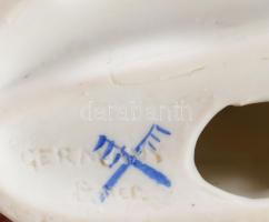 Német historizáló figurális szobor, jelzéssel, kis kopással, m: 9 cm