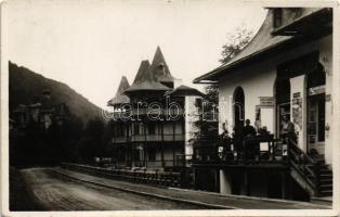 Szováta, Sovata; Fő út, gyógyszertár üzlete, kiadó szobák. Schnitzer Artur kiadása / Calea Principala / street, pharmacy (fl)