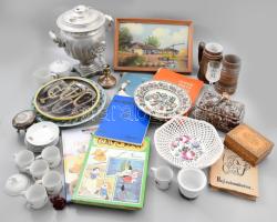 Egy doboznyi bolhapiac tétel, közte festmény, könyvek, pohár, falitál, Hollóházi készlet, kínáló. Különböző méretben és állapotban, sérülésekkel, garancia nincs! KIZÁRÓLAG SZEMÉLYES ÁTVÉTEL, NEM POSTÁZZUK! / ONLY PERSONAL COLLECTION AT OUR OFFICE!