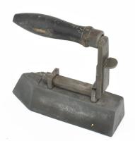 Antik szabó nadrágvasaló, vas, fa fogóval, 18x16 cm