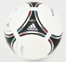 Rudas Ferenc (1921-2016) válogatott labdarúgó, edző által aláírt focilabda (UEFA EURO 2012 európa-bajnoki meccslabda, 5-ös méret) + őt ábrázoló fotó (kezében a labdával), 15x10 cm