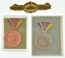 NDK ~1968-1989. "A nemzeti néphadsereg tartalékosa" bronzozott és ezüstözött, műgyantás fém kitüntetések tokban (2xklf) (58x35mm) + 3. osztályú műgyantás harckocsizó jelvény (25x86mm) T:AU GDR ~1968-1989. "Reservist der Nationalen Volksarmee" bronzed and silver plated, synthetic resined metal decorations in case (2xdiff) (58x35mm) + 3rd class synthetic resined tank badge (25x86mm) C:AU