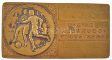 Berán Lajos (1882-1943) 1913. "Ludi Pro Patria" aranyozott, jelzett Ag emlékérem (0.800/35mm, kopott aranyozás), rögzítve "Magyar Labdarúgók Szövetsége" bronz plaketthez (75x38mm), eredeti, sérült tokban. A plaketten "Legjobb vidéki csapat 1912/13 é. - Stick Károly" gravírozás. Abban a szezonban a Győri ETO százszázalékos mérleggel nyerte a Dunántúli kerület Győrvidéki alosztályát (a volt Nyugati kerületet), majd a kerületi döntőt is. Végül a legjobb vidéki csapat címet is besöpörték a győriek, a Kassa elleni 3-1-es győzelemmel. Stick Károly ekkor az ETO játékosa volt, majd viselte többek közt és a Nemzeti SC mezét is. Játékoskarrierje után edzőként ugyancsak dolgozott az ETO-nál. T:AU,XF patina