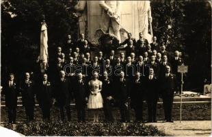 Miskolci MÁV Tisztviselők Dalköre egy hősök szobra előtt. csoportkép, photo (EM)