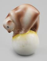Hollóházi labdán egyensúlyozó medve. Kézzel festett, jelzett, hibátlan. m: 9 cm