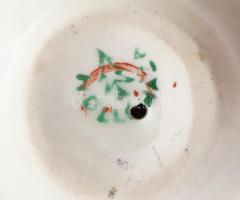 Hollóházi labdán egyensúlyozó medve. Kézzel festett, jelzett, hibátlan. m: 9 cm