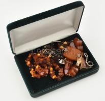 Vegyes bizsuk, zöld bársony dobozban, borostyánok, violinkulcs bross, stb. 13x18,5x3,5cm, kis kopással.