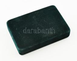 Vegyes bizsuk, zöld bársony dobozban, borostyánok, violinkulcs bross, stb. 13x18,5x3,5cm, kis kopáss...