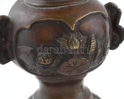 1900 körül, Japán bronz gyertyatartó pár, kopásnyomokkal, m: 21 cm