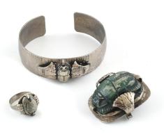 Szkarabeusz motívumos ékszergarnitúra, gyűrű, reif, bross. Fém, kő.