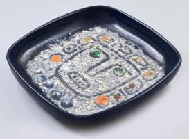 Pál Ferenc: (1914-2008): Arc. Kéken mázazott alapkerámiára szórt, formált, néhol festett kerámiatörm...