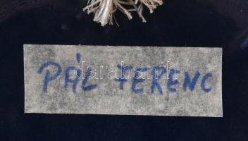 Pál Ferenc: (1914-2008): Arc. Kéken mázazott alapkerámiára szórt, formált, néhol festett kerámiatörm...