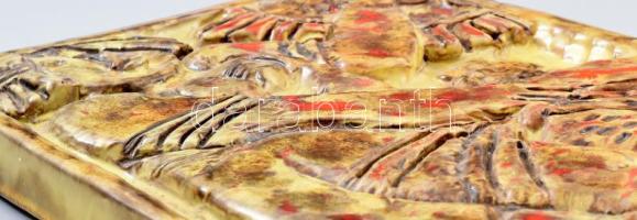 cca 1990-2000 Illés László: Napozó nő. Színes mázakkal festett kerámia falidísz, jelzett, minimális ...