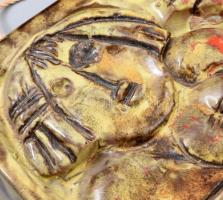 cca 1990-2000 Illés László: Napozó nő. Színes mázakkal festett kerámia falidísz, jelzett, minimális ...