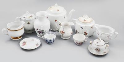12 darabos matricás porcelán tétel, zömmel Zsolnay, közte érdekes darabokkal, kiöntő, cukortartó, csésze, váza, vegyes állapotban, jelzéssel.