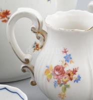 12 darabos matricás porcelán tétel, zömmel Zsolnay, közte érdekes darabokkal, kiöntő, cukortartó, cs...