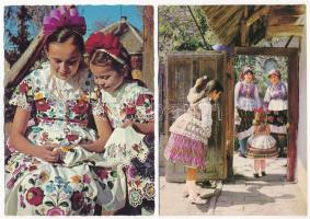 31 db MODERN magyar népviseletes képeslap / 31 modern Hungarian folklore motive postcards