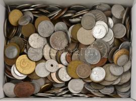 Vegyes, magyar és külföldi érmetétel mintegy ~1kg súlyban T:vegyes Mixed, Hungarian and foreign coin lot (~1kg) C:mixed