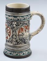 Gerzit original vadászkorsó, körben matt mázzal bevont vadászjelenetek, ornamentikus díszítéssel kialakított füllel, jelzéssel, hibátlan, m: 16,5 cm