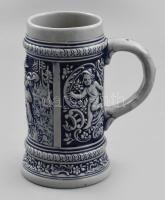 Gerz vadászmintás söröskorsó, steinzeug, vadászjelenettel és vadászó puttós jelenettel díszített, jelzéssel, hibátlan, m: 17 cm