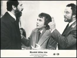 cca 1984 ,,Maradok hűtlen híve című amerikai filmvígjáték jelenetei és szereplői, 1 db vintage produkciós filmfotó ezüst zselatinos fotópapíron, a használatból eredő (esetleges) kisebb hibákkal, 18x24 cm
